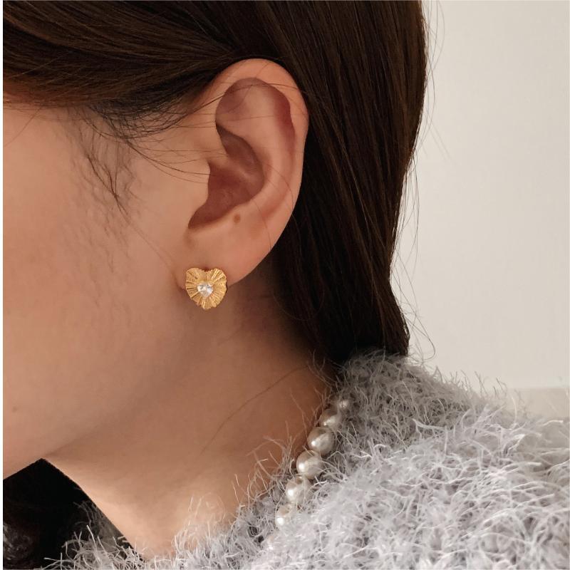 Elegant Gold Plated Sparkling Heart-Shaped Sunburst Stud Earrings