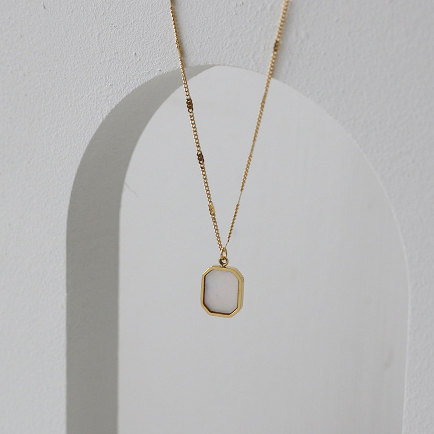 Mother Of Pearl Shell Necklace - Pantsnsox