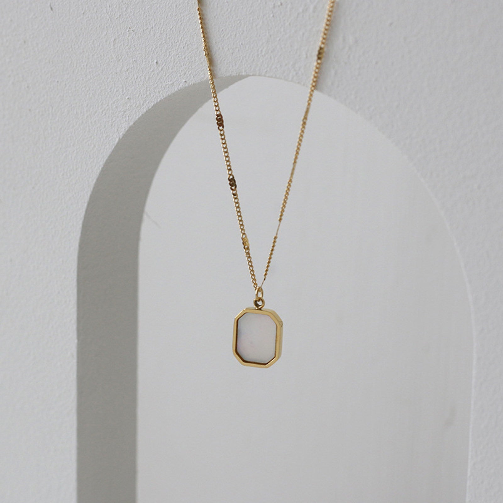 Mother Of Pearl Shell Necklace - Pantsnsox