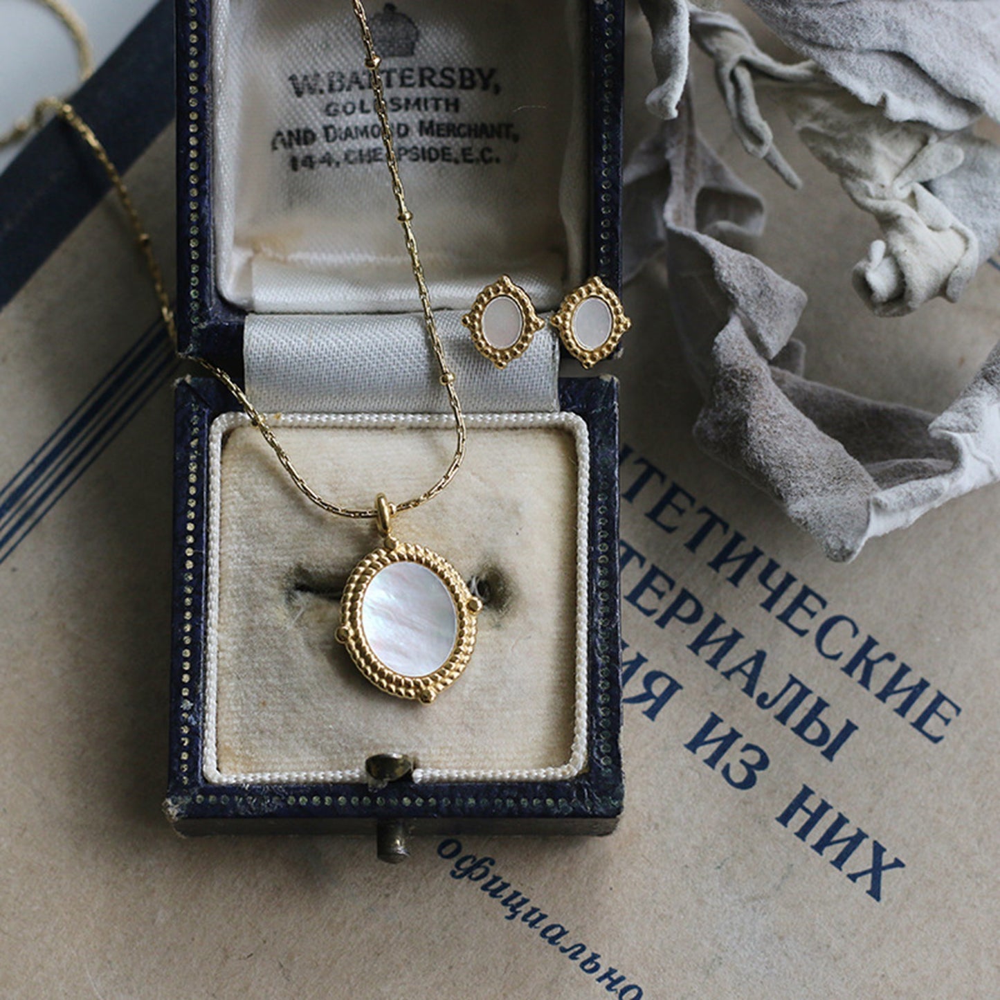 Classic Mother of Pearl Shell Earrings - Pantsnsox