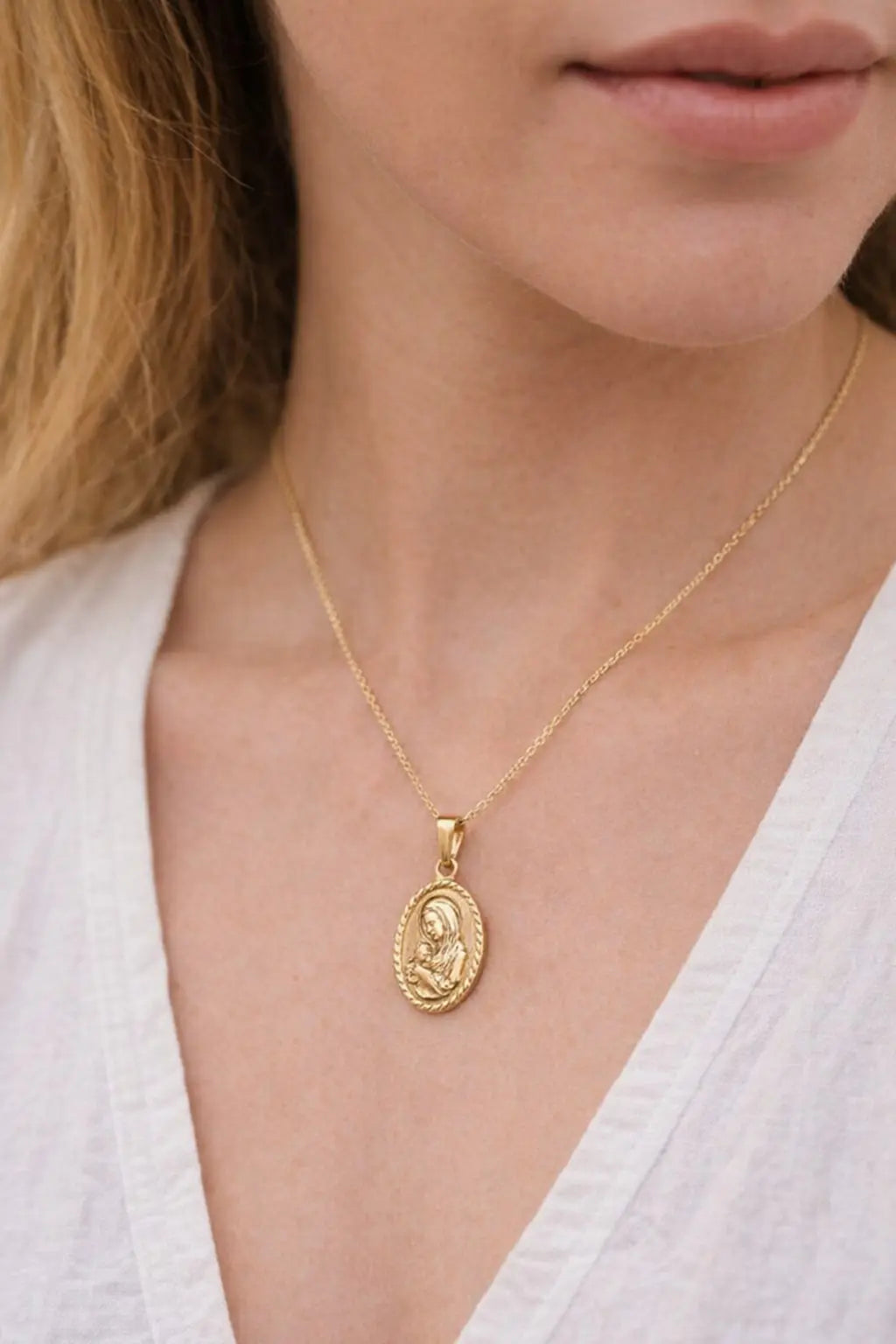 Gold Plated Roman Coin Pendant sku-4-L04 麻花椭圆人像 model image