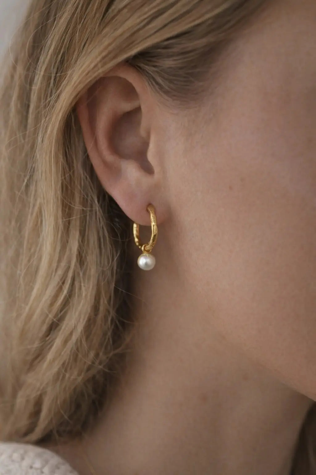 Imitation Pearl Golden Hoop Earrings model image