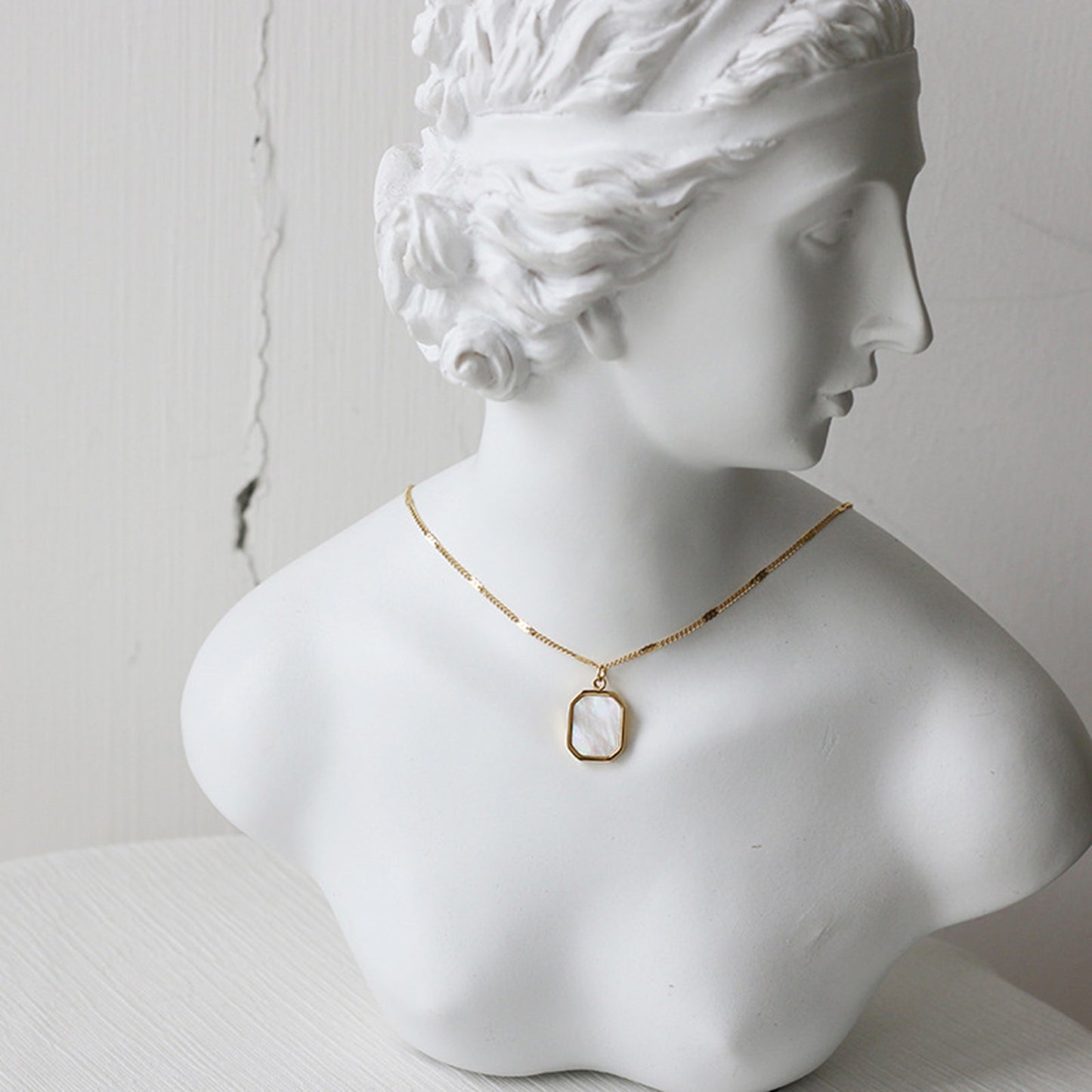 Mother Of Pearl Shell Necklace - Pantsnsox